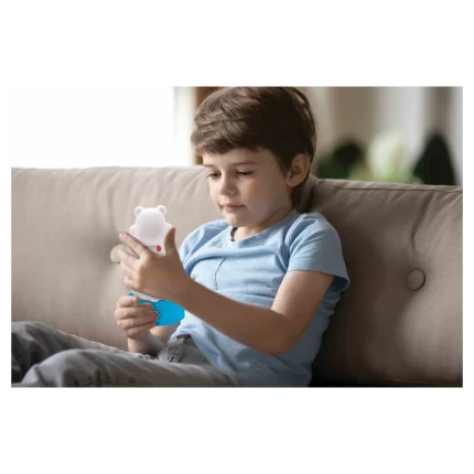 3D medvedík s nočným svetlom rozprávajúci rozprávky (anglická verzia)